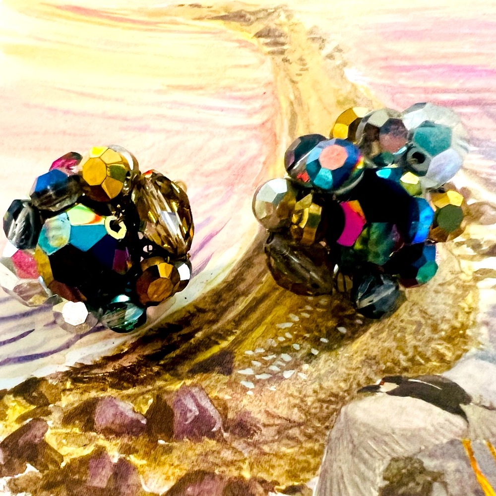 Vintage Vogue 💜💙💛 iridescent 🌈 Rainbow clip back earrings 💛💜💙